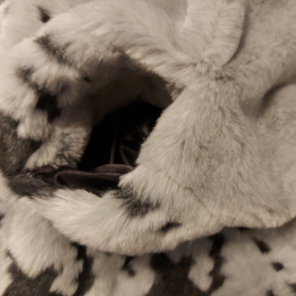 new fall/spring coat wore 1x from bay or eatons? fur very very soft big hood - Picture 4 of 5